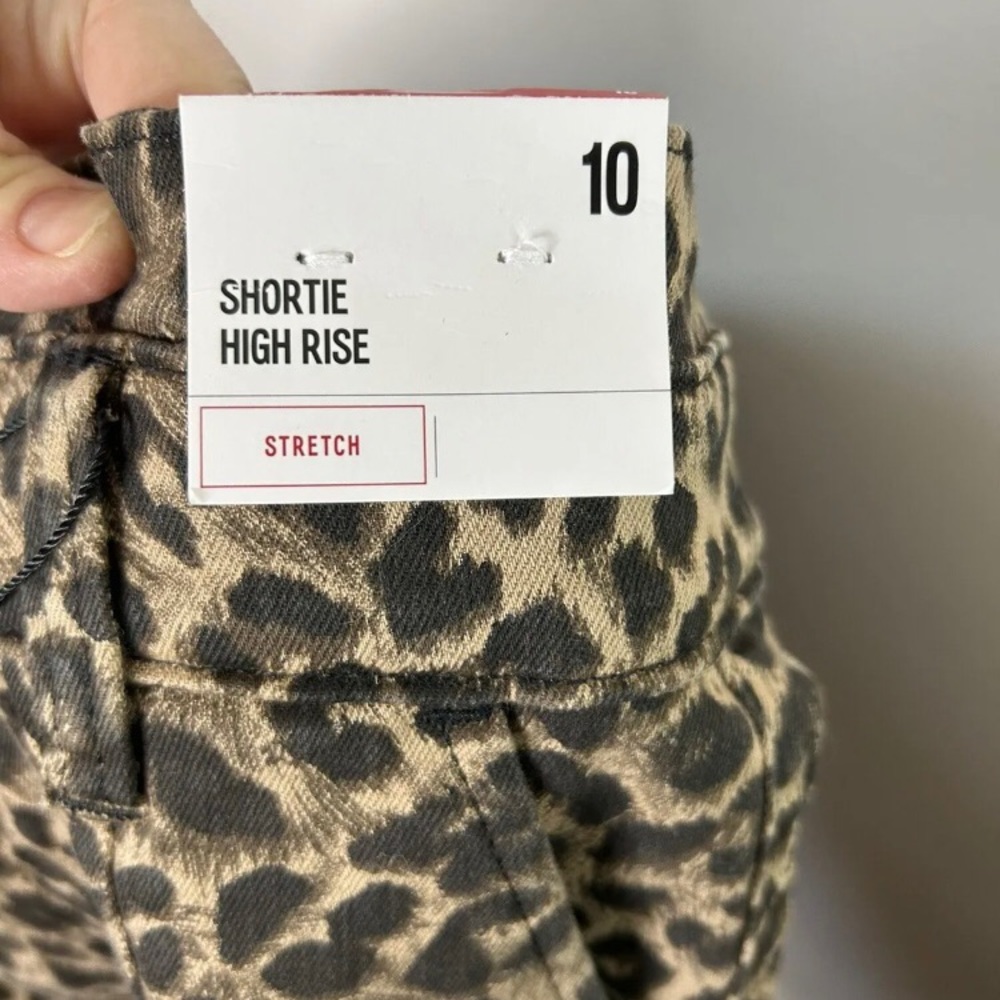 Express stretch shortie high rise leopard shorts size 10 - Picture 8 of 13
